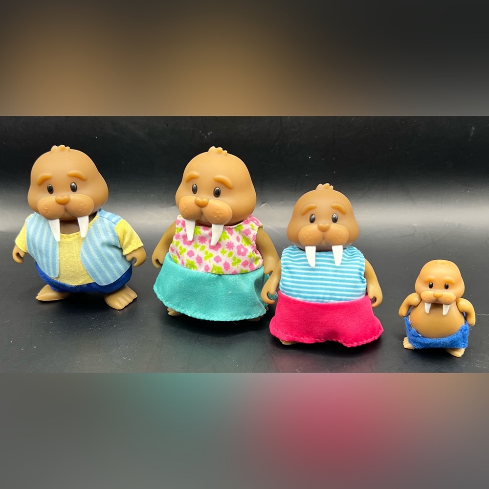Li’l Woodzeez- Tuskaroo Walrus Figurines with Colorful Outfits- Set of‎ 4